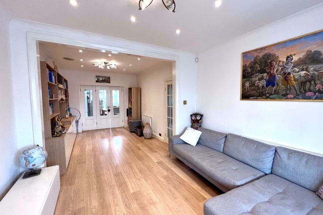 25 Merlin Crescent, Edgware photo 3