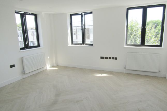 Thumbnail Flat to rent in Barnabas Road, Hackney