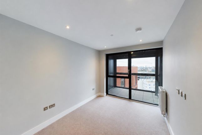 Flat 2008, 1, Silvocea Way, London photo 4