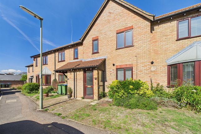 3-bed house on 5, Stonebanks, Walton-On-Thames, £500,000