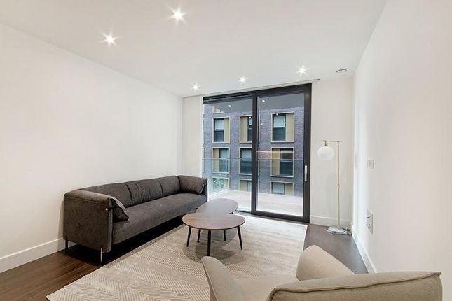 Flat to rent in Neroli House, Piazza Walk, Aldgate, London