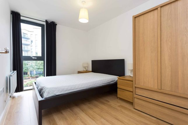 Room to rent in Albatross Way, London