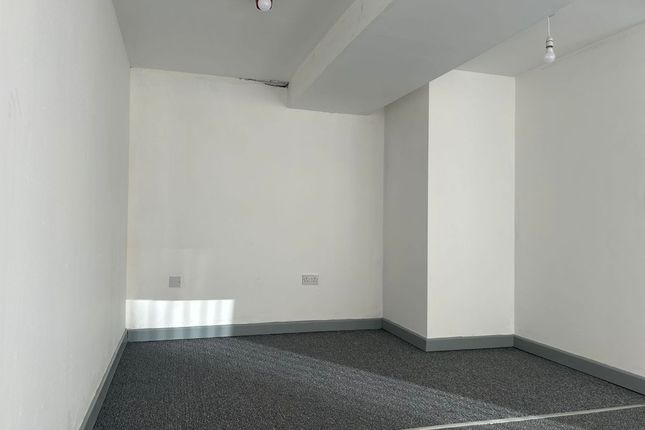 5G Market Street, Heckmondwike photo 4
