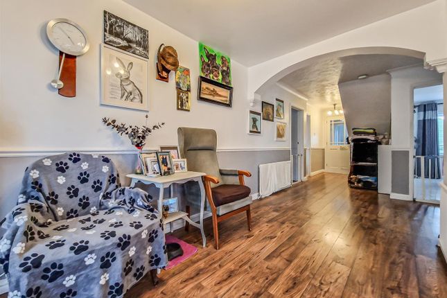 17, Orchard Grove, Leigh-on-sea photo 4