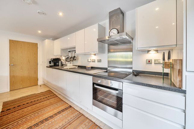 Flat 2, 17 Henry Road, London photo 4