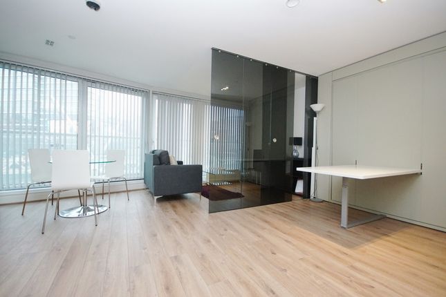 Flat to rent in Bezier Apartments, City Road