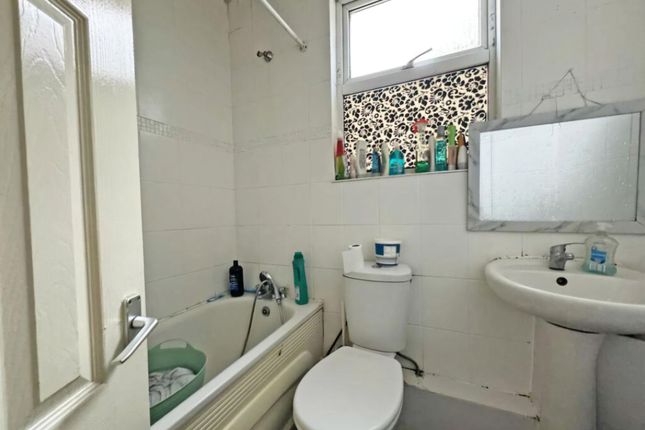 43 First Floor Flat,, Wallington Road, Ilford photo 5