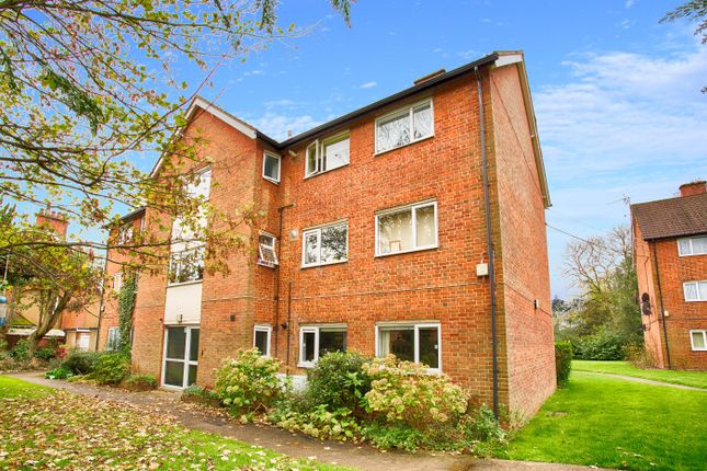 Flat to rent in Hall Place Close, St Albans, Herts