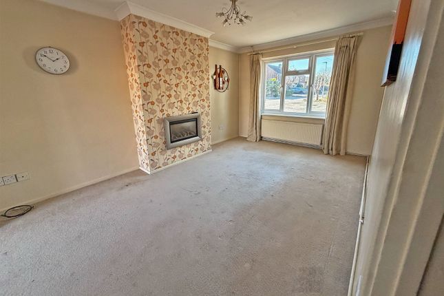 32 Forge Close, Holmer Green, Buckinghamshire photo 4