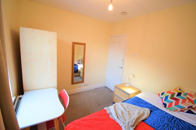 1-bed flat on Chapter road, London, £823/mo