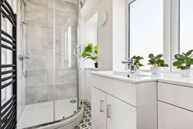 This Beautifully Designed Bathroom Suite Features ...
