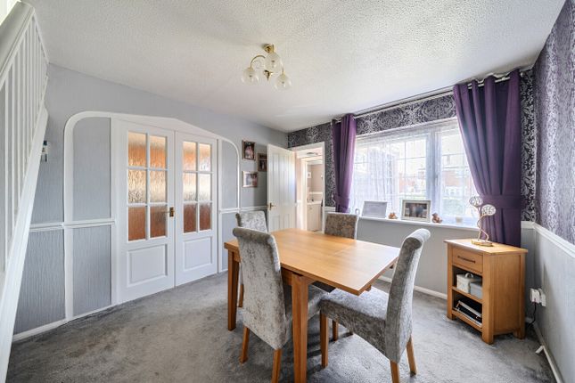 Roslyn Way, Dunstable photo 2