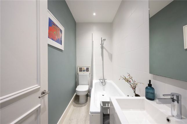 Flat for sale in Balham Park Road, London