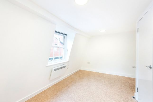 Flat to rent in Newport Court, London