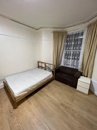 Thumbnail Flat to rent in Farleigh Road, London
