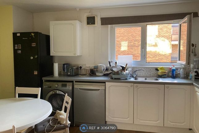 Flat, Helsby Court Pollitt Drive, London photo 3