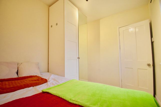 St Andrews Road, London photo 3