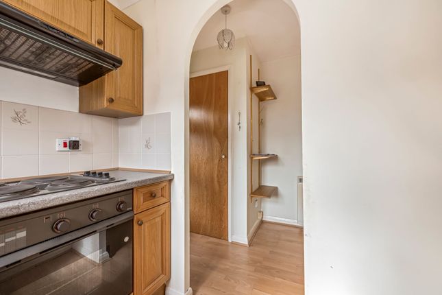 11 Baden Drive, Horley photo 3