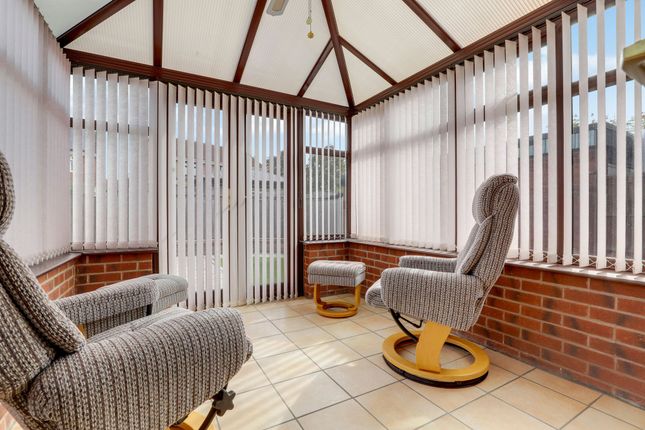 14 Roehampton Drive, Nottingham photo 3