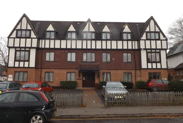 Thumbnail Flat to rent in Gresham Road, Oxted