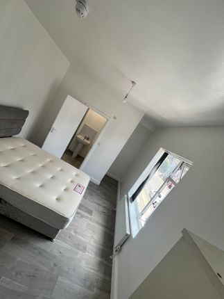 8, Biscot Road, Luton photo 3