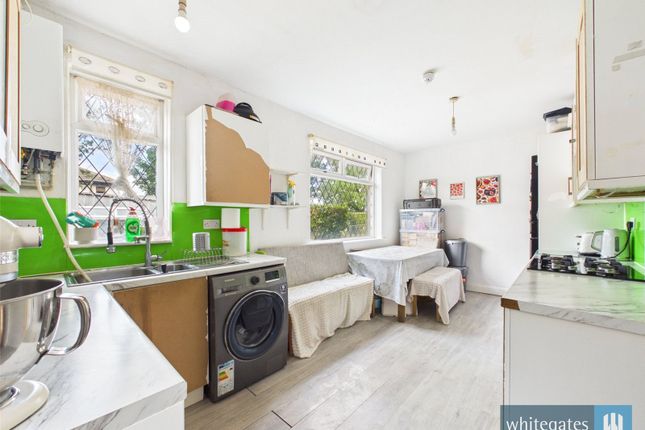 13, Thornsgill Avenue, West Yorkshire photo 4