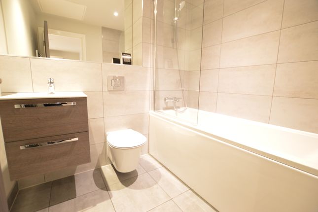 24, Flat 24, Iron House, Petersfield Ave, Slough photo 3