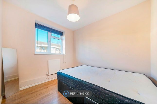 Smithwood Close, London photo 4