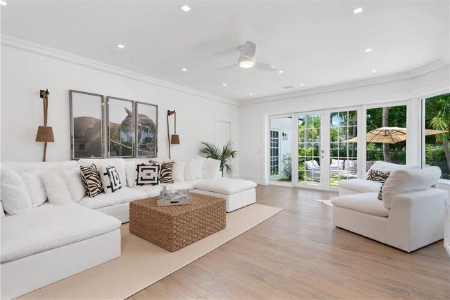 Villa for sale in 2575 Pine Tree Dr, Miami Beach, Florida, Usa