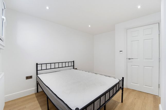 Flat Flat 1, Admiral Rodney House 17, Church Street, Surrey photo 4