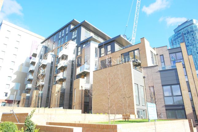 Flat to rent in Baltic Avenue, Brentford