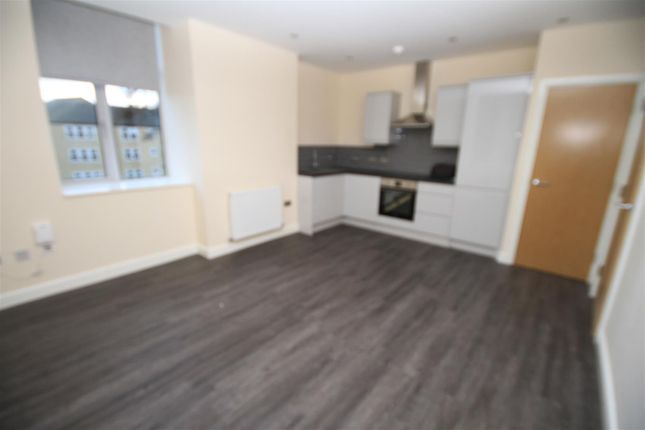 Flat to rent in High Street, Idle, Bradford