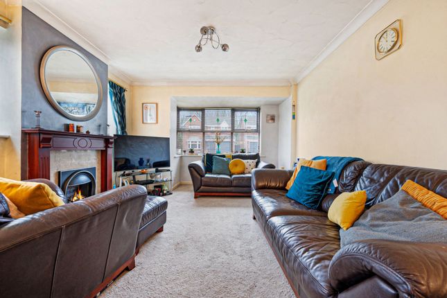 2 Petrel Close, Manchester photo 4