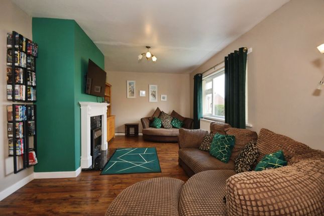 15, Gower Crescent, Derbyshire photo 3
