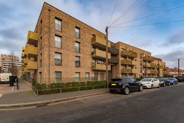 Thumbnail Flat for sale in Selbourne Avenue, Hounslow