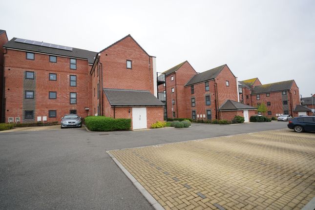 Flat to rent in Malthouse Drive, Grays
