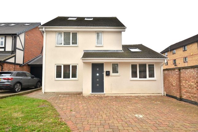 18 Bennison Drive, Romford photo 2