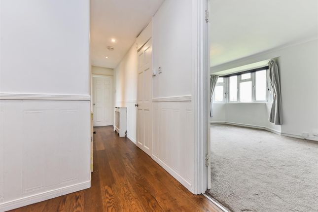 Flat for sale in Grand Drive, London