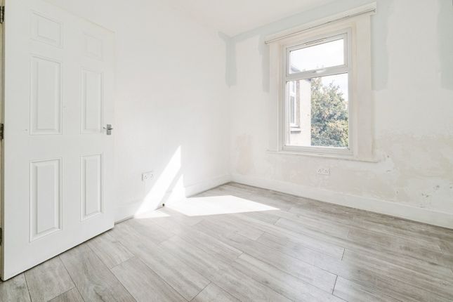 18A,, Charlemont Road, London photo 4
