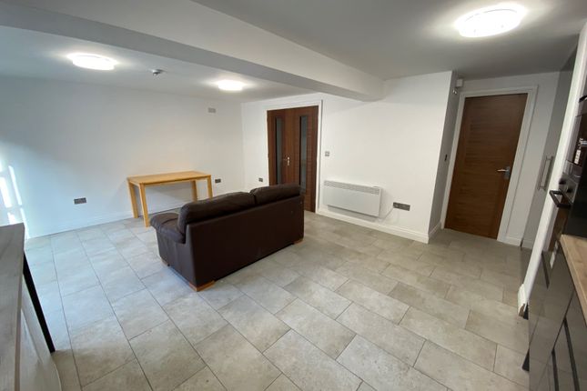 18, LEEDS photo 5