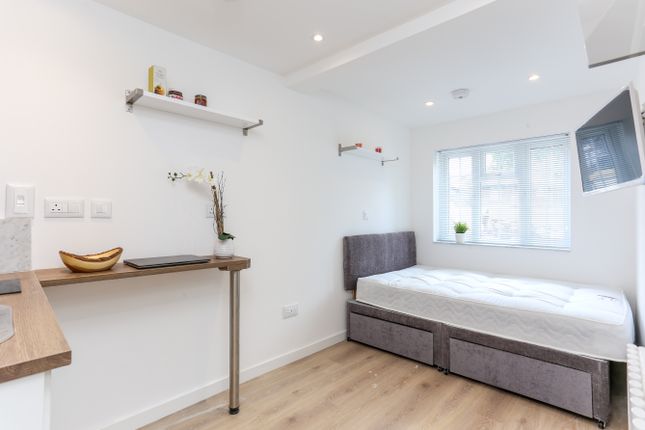 Thumbnail Room to rent in Old Oak Common Lane, London