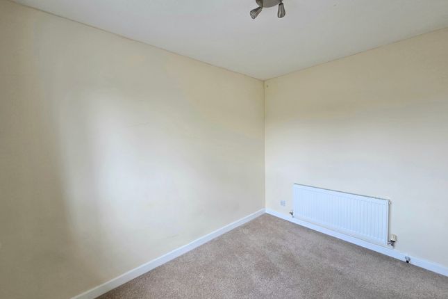 27 Garden Court, Bridgend photo 5