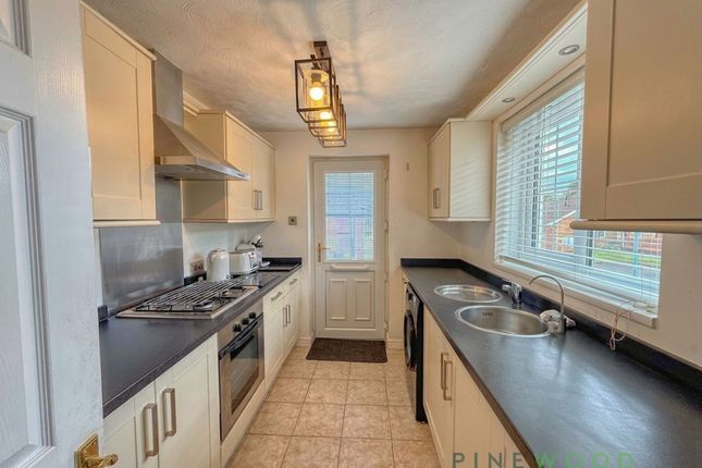12 Chapel Close, Chesterfield photo 2