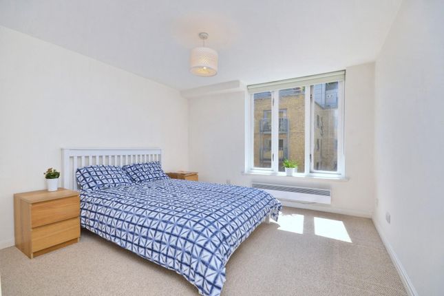 Flat to rent in Hermitage Court, Knighten Street, Wapping, London