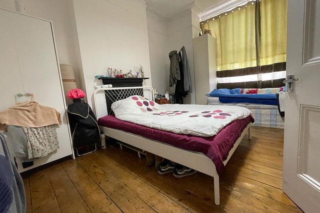 Thumbnail Flat to rent in Silver Crescent, London