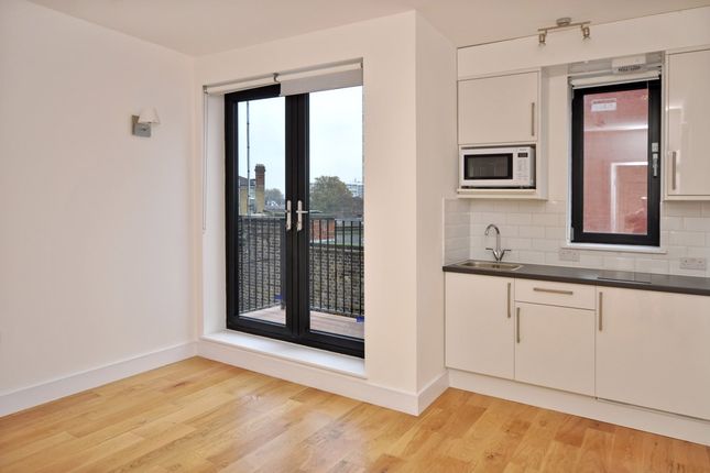 Thumbnail Flat to rent in Beehive Place, London