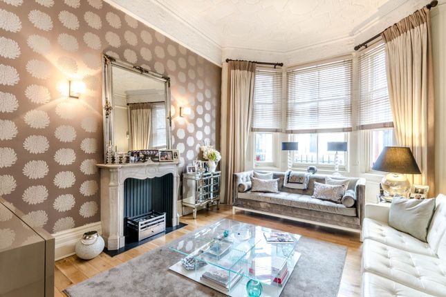 2-bed flat on Palace Gate, Kensington, £6,500/mo