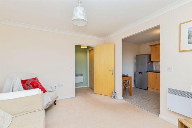 21, Juniper Drive, Aylesbury photo 3