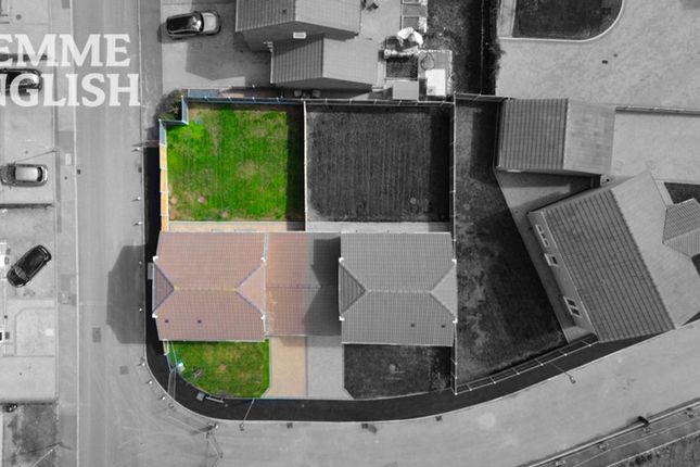 1 Creeksea Crescent, Wickford photo 3