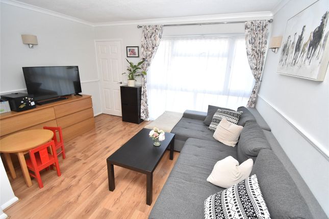 12, Fareham Way, Dunstable photo 2